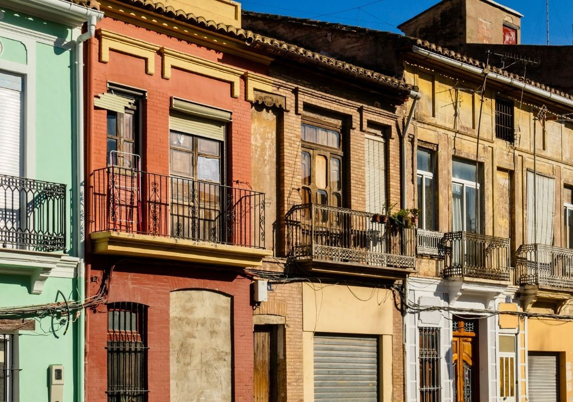 Façades colorées au Cabañal, quartier de pêcheurs près de la mer, Valence. Le Cabañal | Découvrez le quartier des pêcheurs de Valence | Sea You Hotel Valencia.