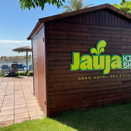 un gran edificio de madera con la palabra jauja encima