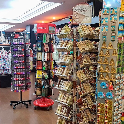 una tienda llena de productos y un cartel que dice aventura