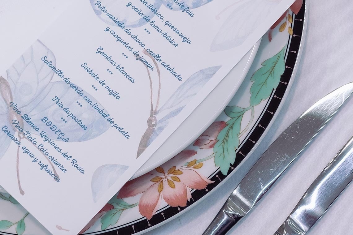 un plato con un menú encima y un cuchillo