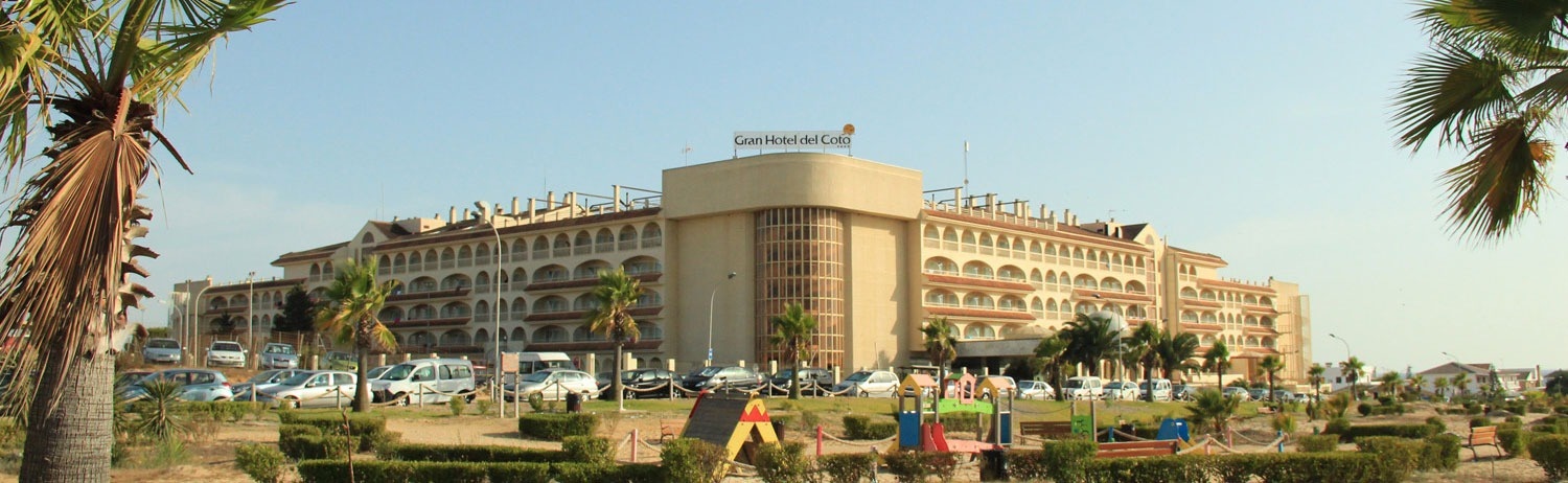 a large building with the word castlehotel on it