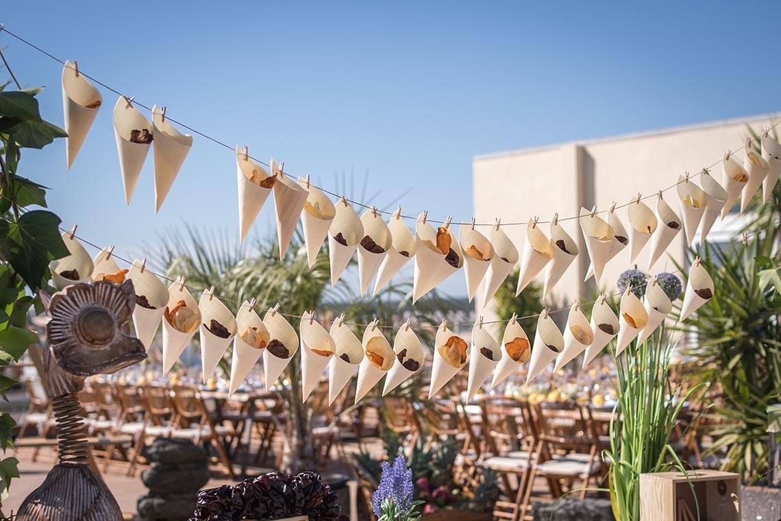 una cadena de conos de papel cuelga de una cuerda