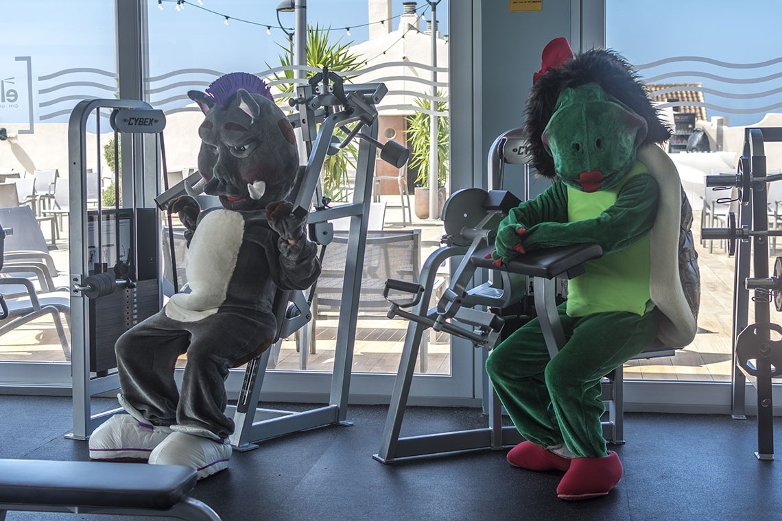 dos personajes de dibujos animados están haciendo ejercicio en un gimnasio