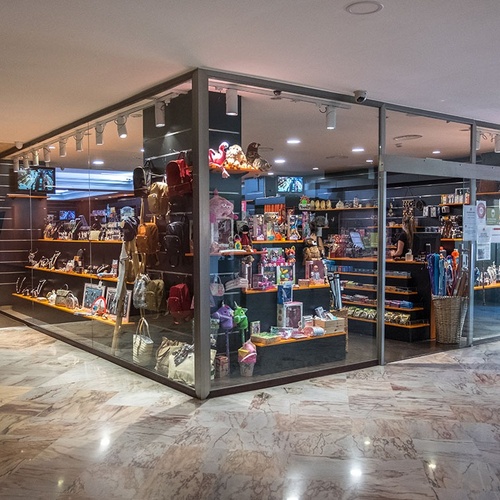 una tienda de souvenirs en un centro comercial