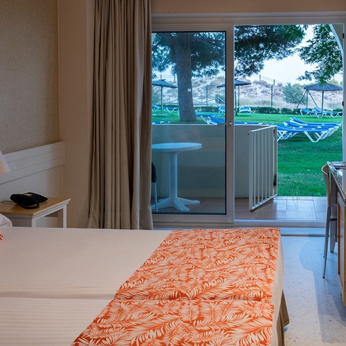 una habitación de hotel con una cama doble y una televisión