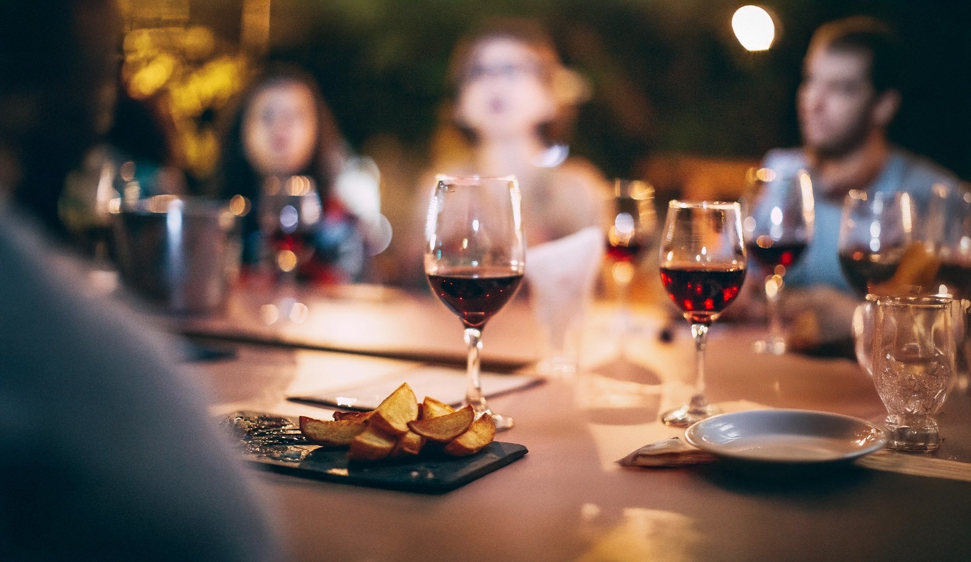 un personaje de dibujos animados con un disfraz de leopardo está parado junto a una cerca con un letrero que dice parque nacional