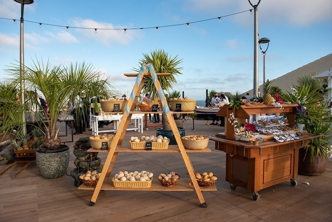 un puesto de comida con una escalera de madera y cestas de mimbre