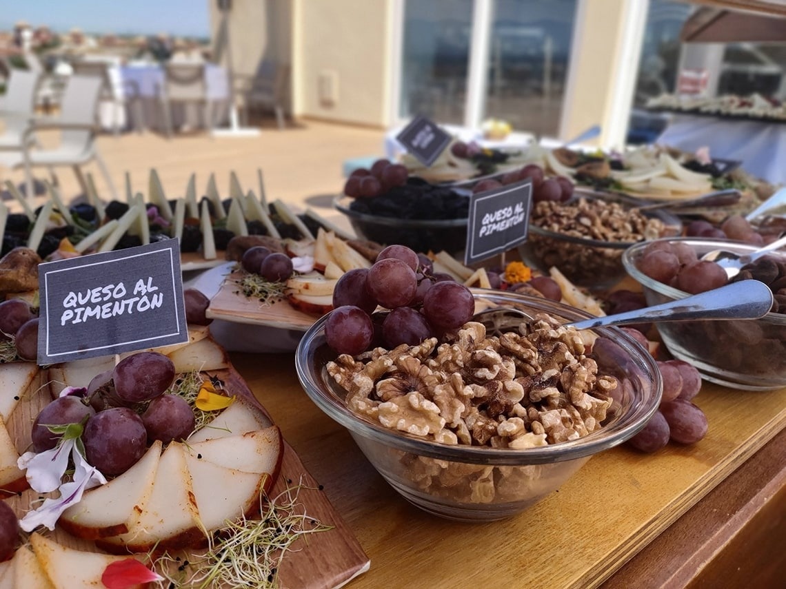 un buffet con queso al pimentón y nueces