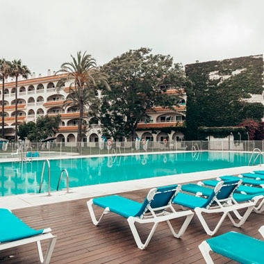 Duchas de la piscina del hotel