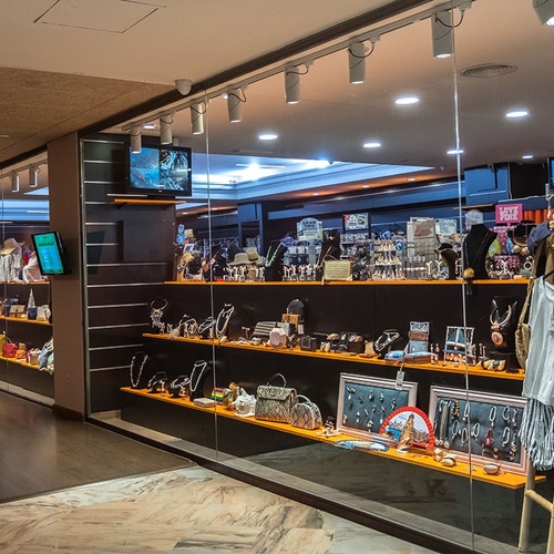 un escaparate de una tienda de ropa y accesorios