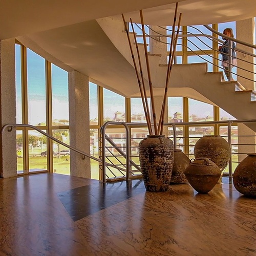 una mujer camina por las escaleras de un hotel