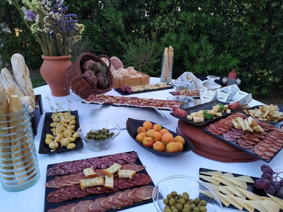 una mesa llena de platos de comida y un jarrón de flores
