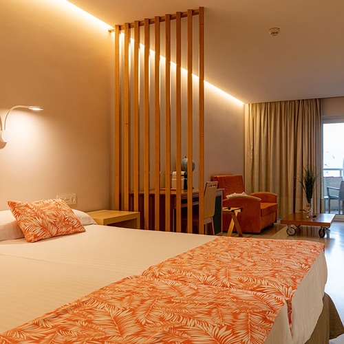 una habitación de hotel con una cama y una silla