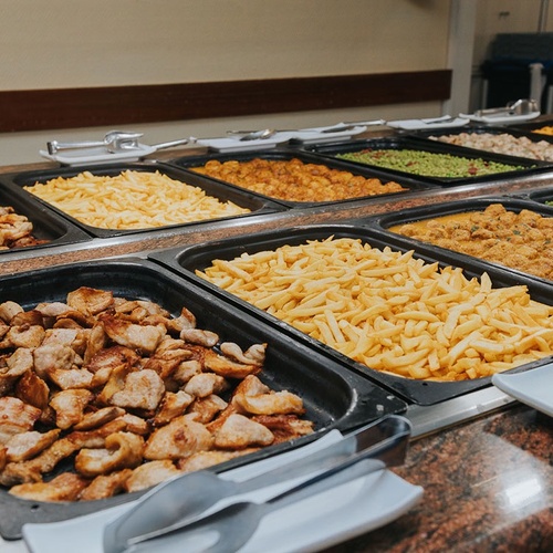 un buffet lleno de diferentes tipos de comida