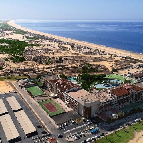 una vista aérea de un edificio junto a la playa