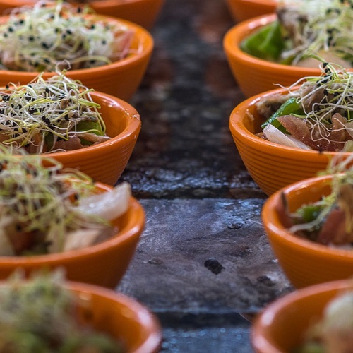 un montón de tazones naranjas llenos de comida