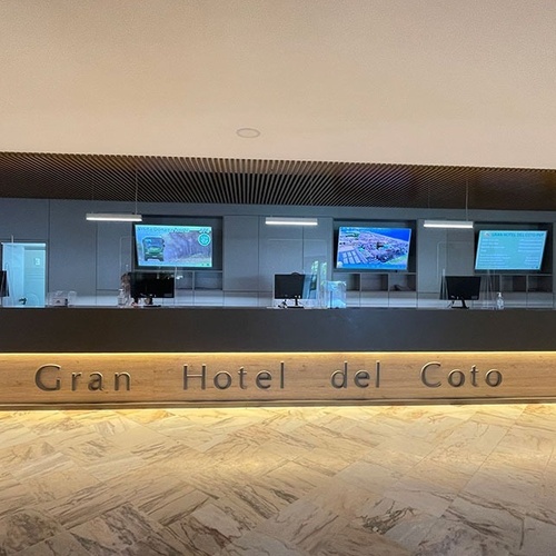 el mostrador de recepción del gran hotel del coto