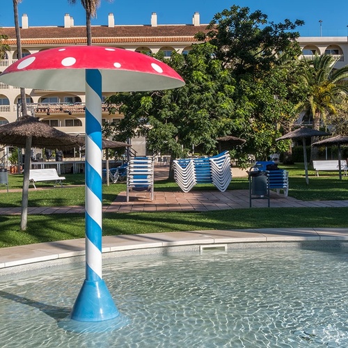 una piscina con un hongo rojo y blanco en la parte superior