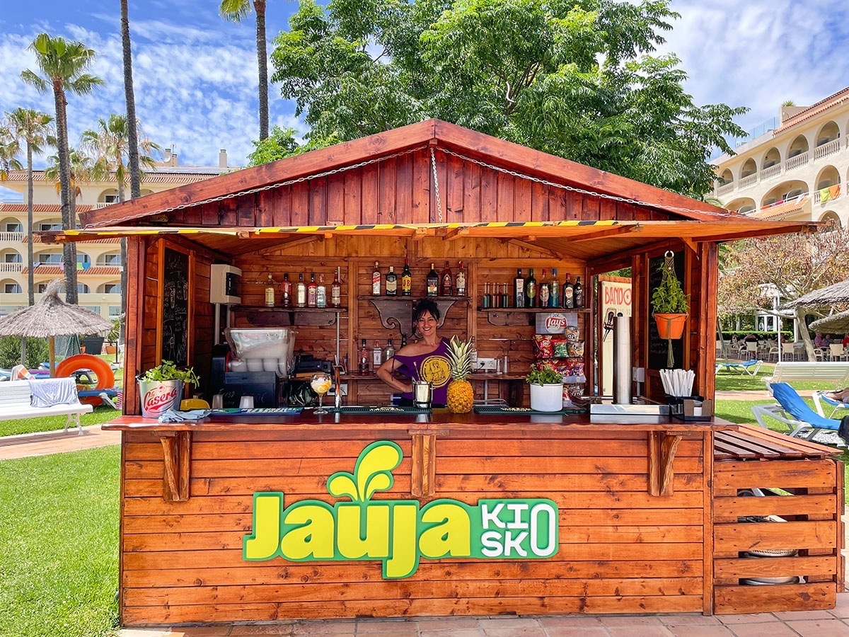 una barra de madera con la palabra jauja en la parte superior