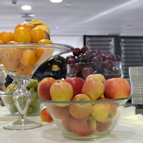 varios cuencos de frutas están sobre una mesa