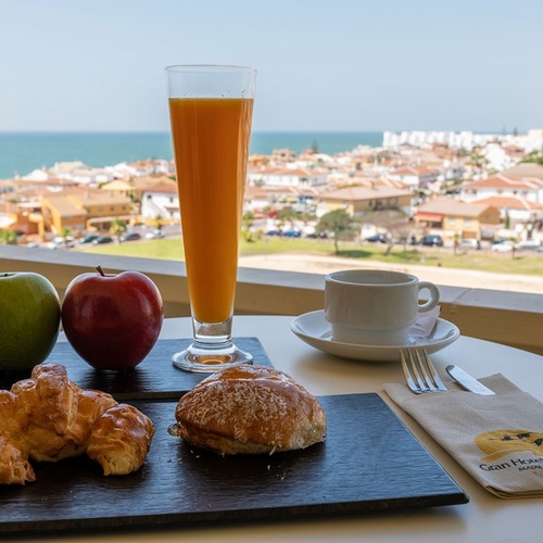 un desayuno en una mesa con una servilleta que dice gran hotel de coral