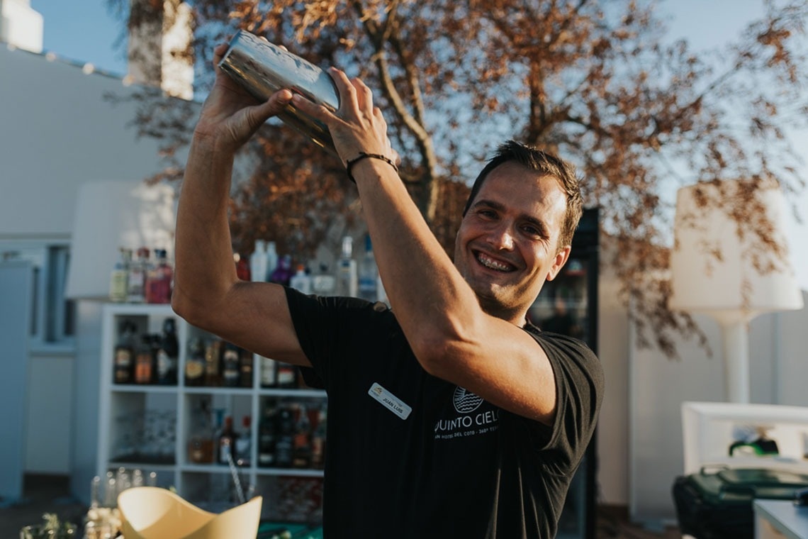 um homem com uma camisa preta que diz junto cel