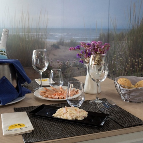 una mesa con comida y una botella de cava