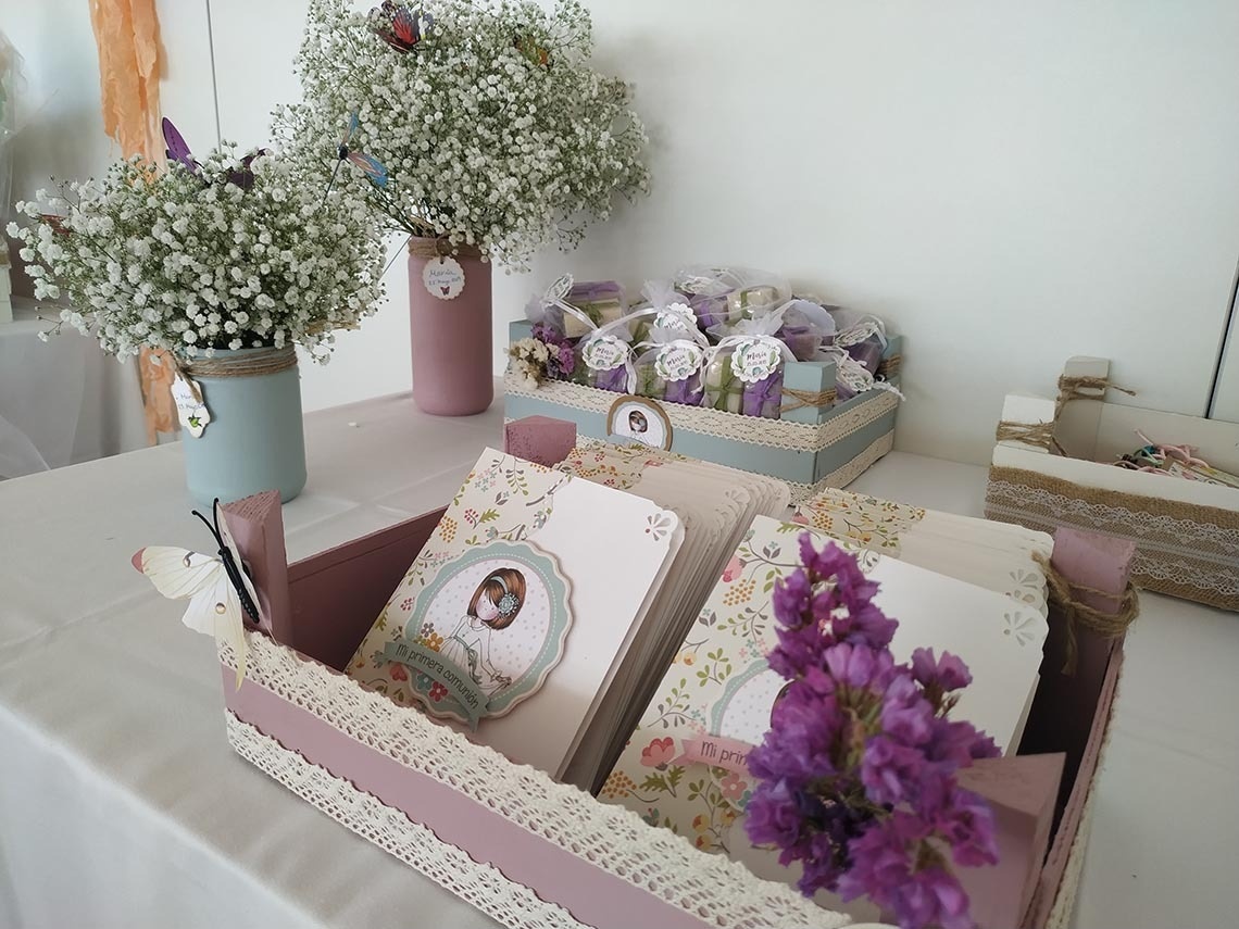 una caja de madera llena de tarjetas y flores moradas