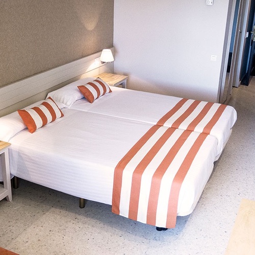 una habitación de hotel con dos camas y un sofá