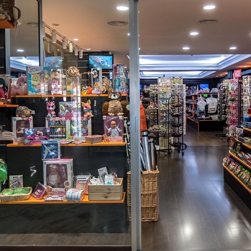 un escaparate de una tienda de regalos con muñecas y juguetes