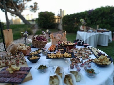 una mesa llena de comida y una caja de pan con la palabra roquefort encima - Eventos locales