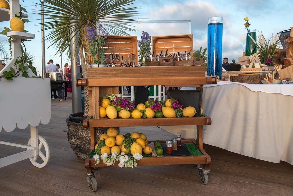 un carrito de madera lleno de limones y limas