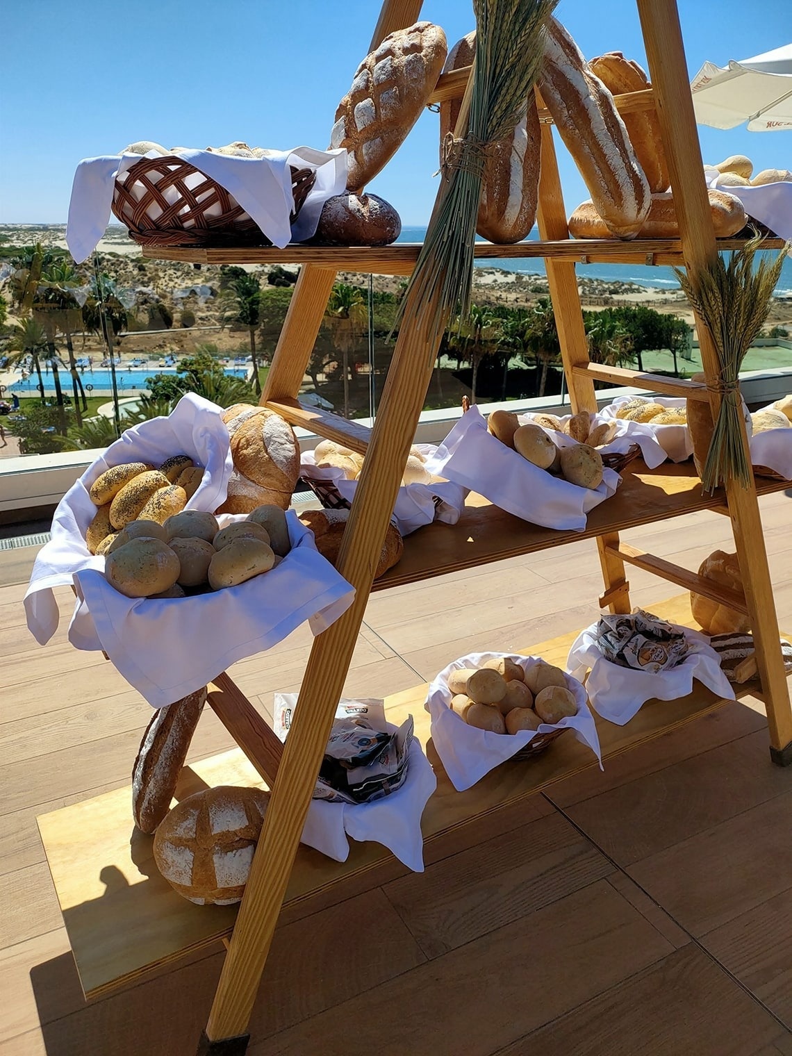 un estante de madera lleno de varios tipos de pan