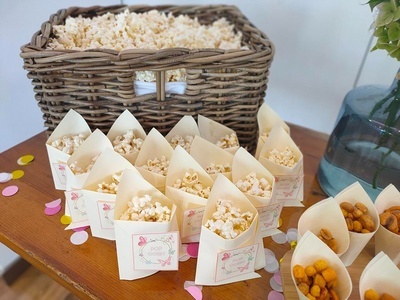 un montón de bolsas de palomitas de maíz y nueces sobre una mesa - Celebraciones