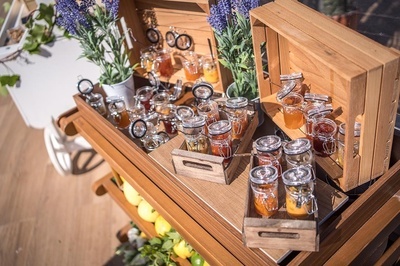 una mesa de madera con tarros de mermelada y limones - Celebraciones