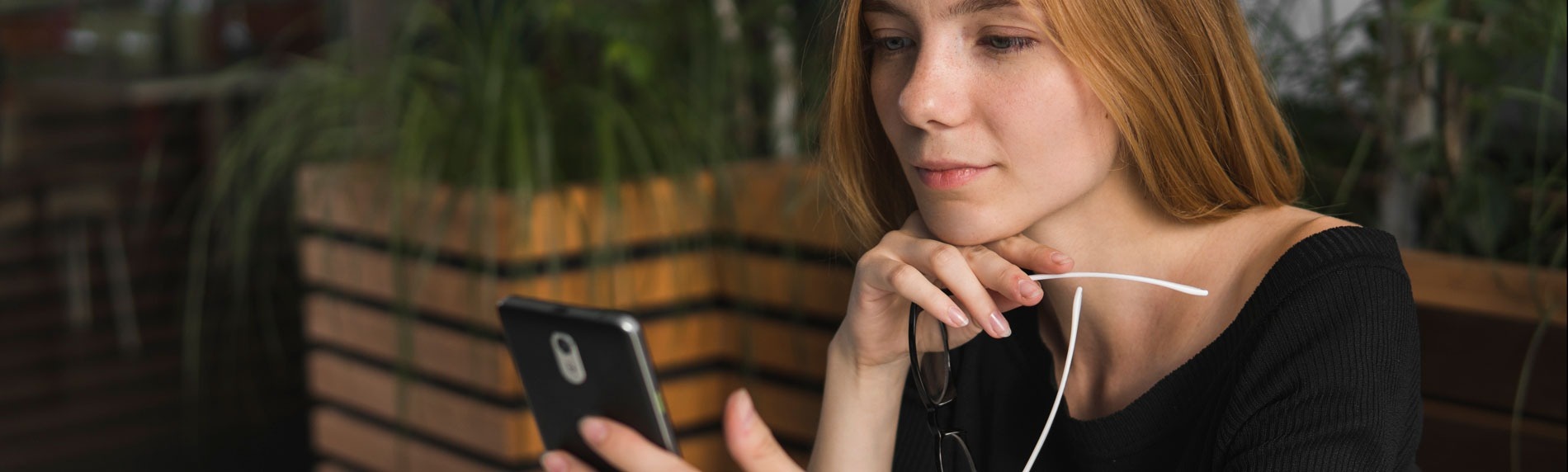 Mujer mirando el teléfono