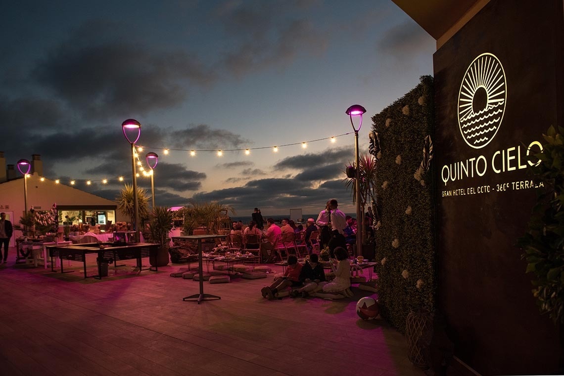 un grupo de personas se sienta en el suelo en el quinto cielo