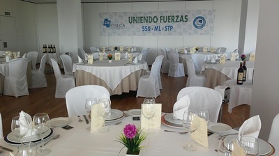 una habitación llena de mesas y sillas con un cartel que dice uniendo fuerzas - Eventos locales