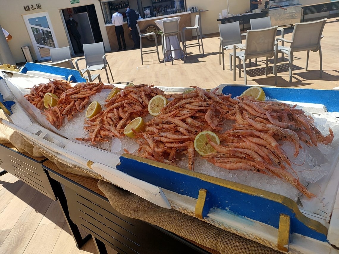 un barco lleno de camarones y limones sobre hielo