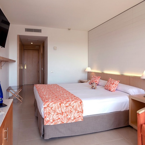 una habitación de hotel con una cama y una televisión