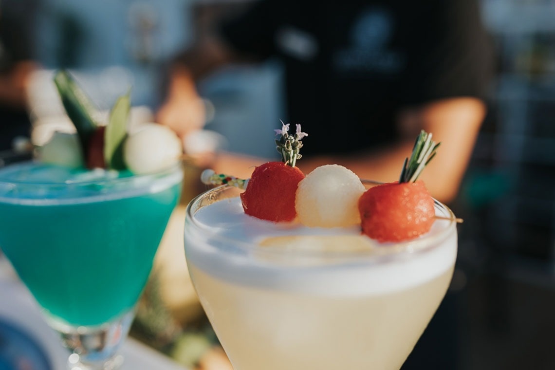 um close-up de um copo de coquetel com melancia