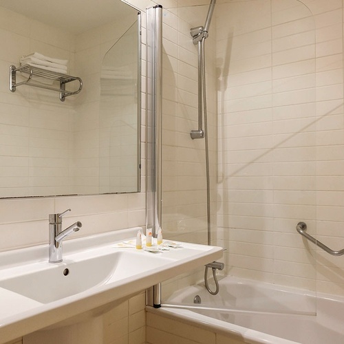 un baño con un lavabo y una bañera