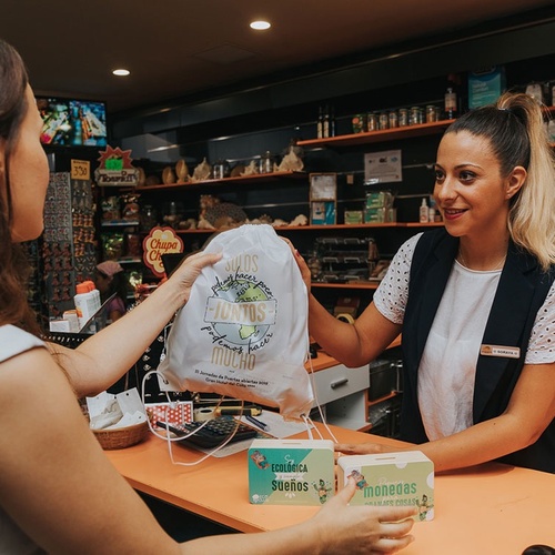 una mujer sostiene una bolsa que dice buenos sueños