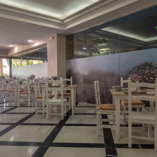 un restaurante con mesas y sillas y un mural en la pared