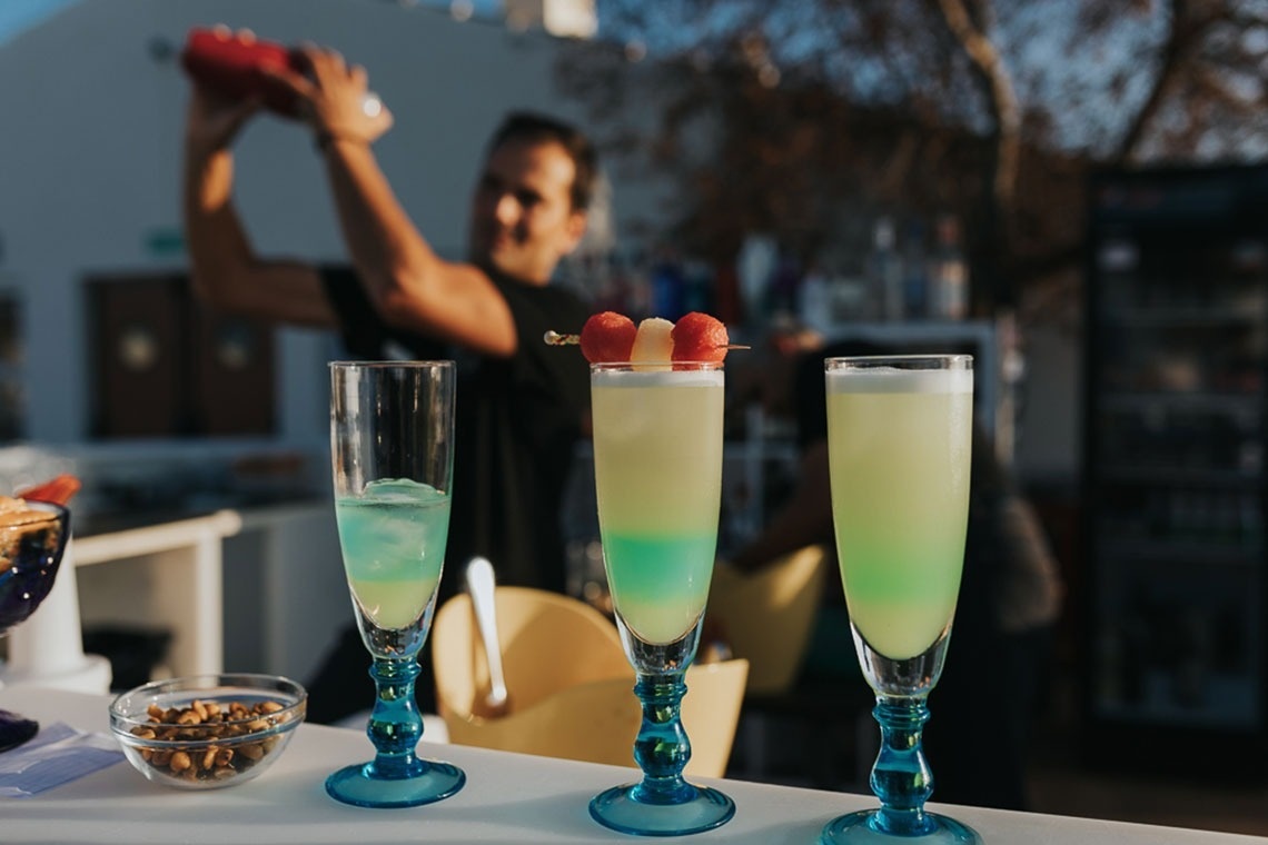 dois copos de champanhe azuis com uma melancia em cima