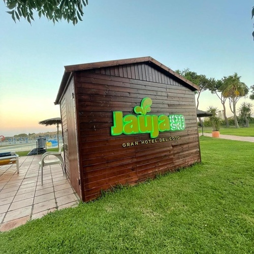 un gran edificio de madera con la palabra jaija en verde