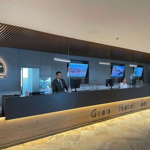 un hombre y una mujer están en la recepción del gran hotel del cielo