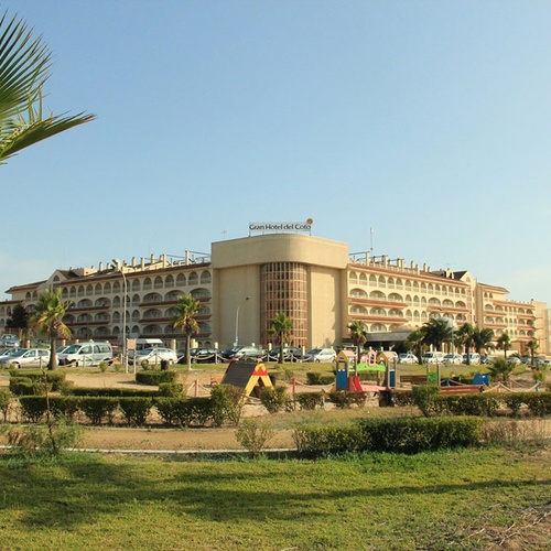 un gran edificio con la palabra centro del golf en la parte superior