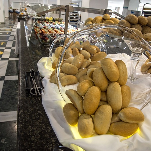 un montón de panes está sobre una mesa en un restaurante