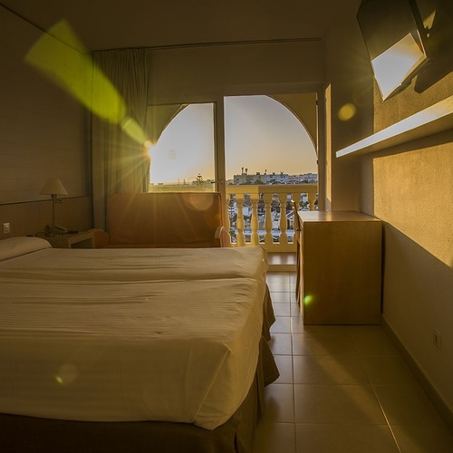 una habitación de hotel con dos camas y una televisión